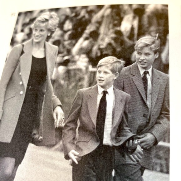 THE ROYALS Kitty Kelly QUEEN ELIZABETH The CROWN PRINCESS DIANA HARDBACK… - Picture 10 of 10